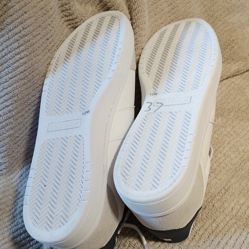 Tommy Hilfiger white casual shoes classic lace up sneakers. - Picture 5 of 7